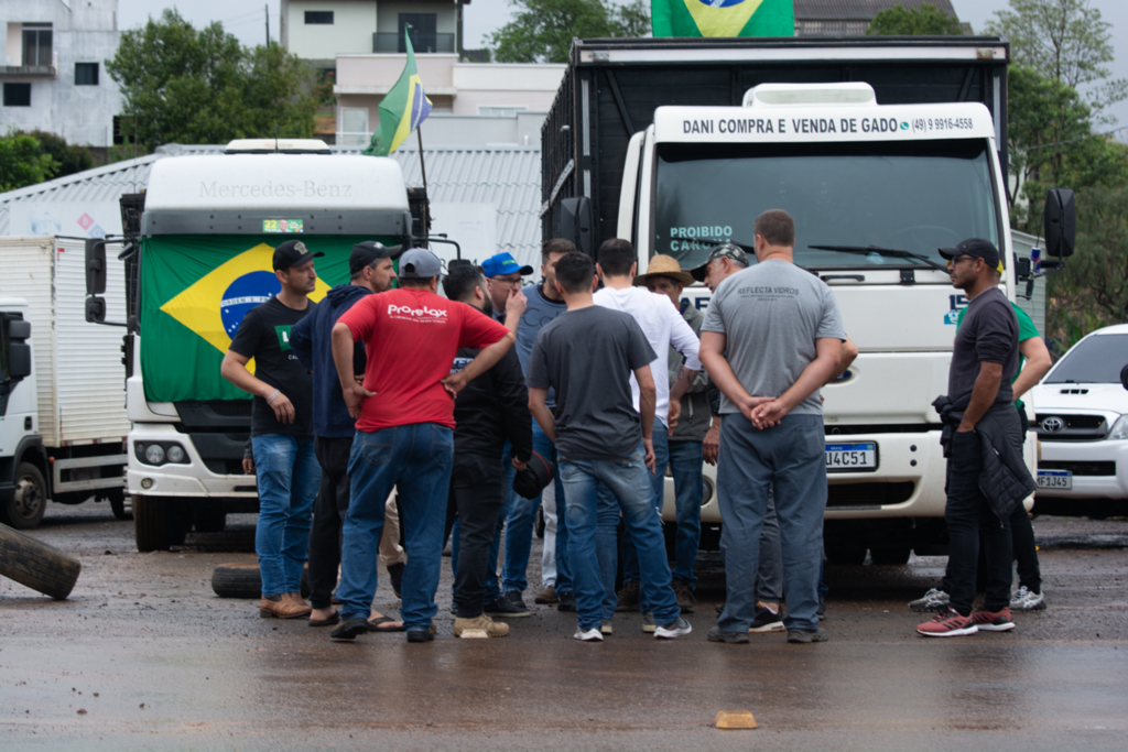 Bloqueis nas rodovias são desfeitos