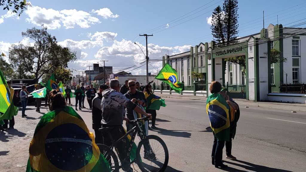 Heitor Araújo - Mobilização: após terem sido dispersados da rodovia, manifestantes se reuniram em frente ao quartel do 9º BIMtz