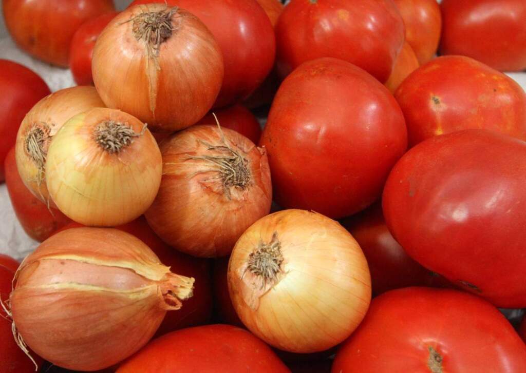 (Foto: Jô Folha) - Reajustes. Preços do tomate e da cebola voltaram a ser reajustados no mês de outubro