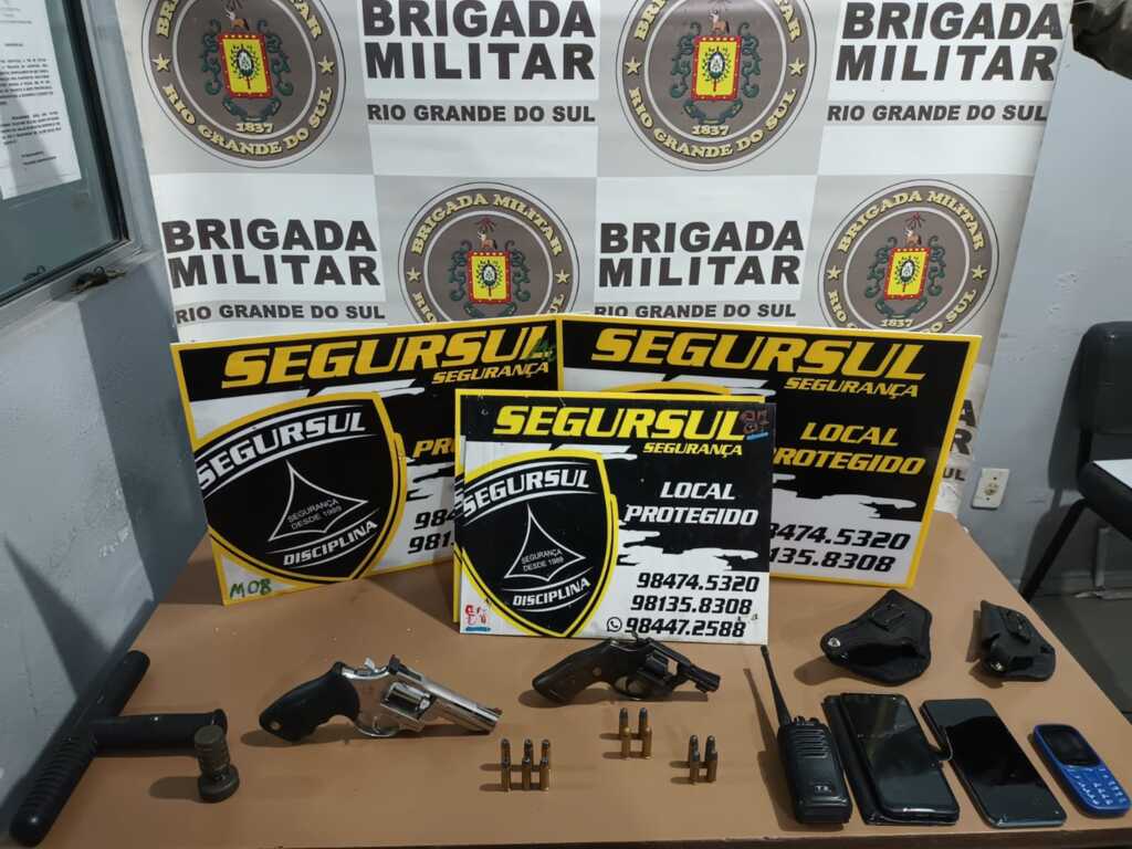 Divulgação BM - Polícia apreendeu dois revólveres calibre 38, rádio intercomunicador e munição