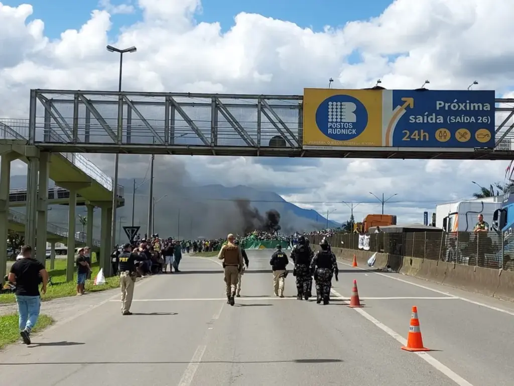  - Bloqueios continuam em SC, mas polícia faz desobstruções. — Foto: PRF/Divulgação