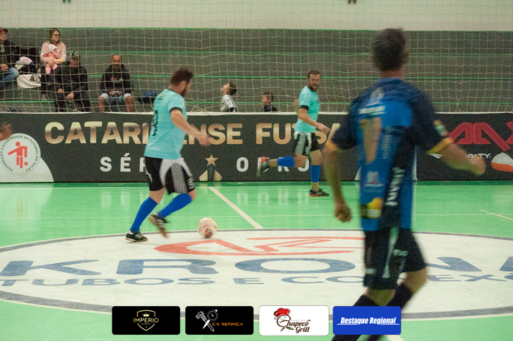 Jogo de futsal no ginasião