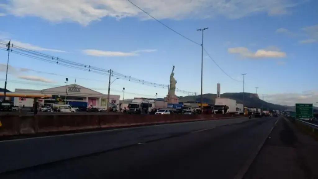  - Trecho da BR-101 em Palhoça bloqueado por manifestantes — Foto: Pista Limpa/ Reprodução