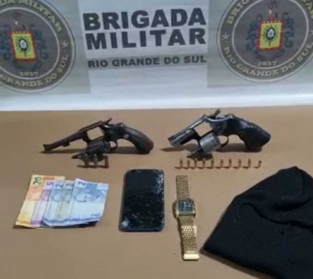 Divulgação BM - Foram apreendidos com os ladrões dois revólveres, dinheiro, celular, relógio e touca ninja