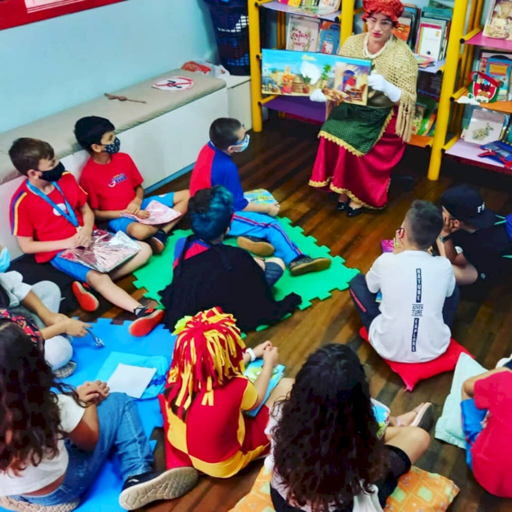 Alunos da Escola Geração Ativa realizam doações de livros às crianças de Sombrio