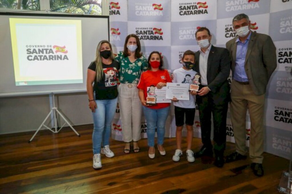 Carlos Moisés entrega troféus do 3º Prêmio Honestidade nas Escolas