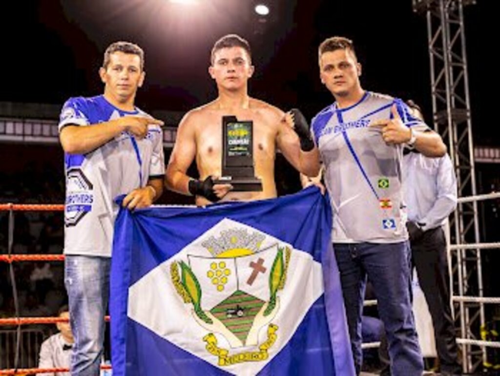Atleta de Meleiro é campeão no combate de Muay Thai  em São Ludgero