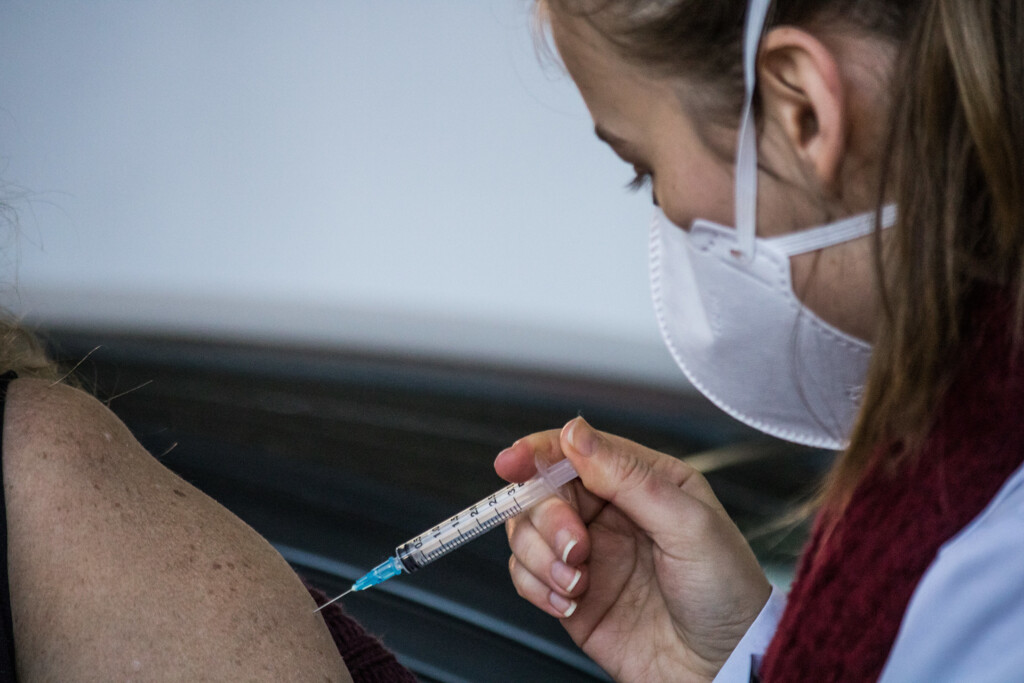 Pessoas a partir dos 25 anos podem receber a quarta dose