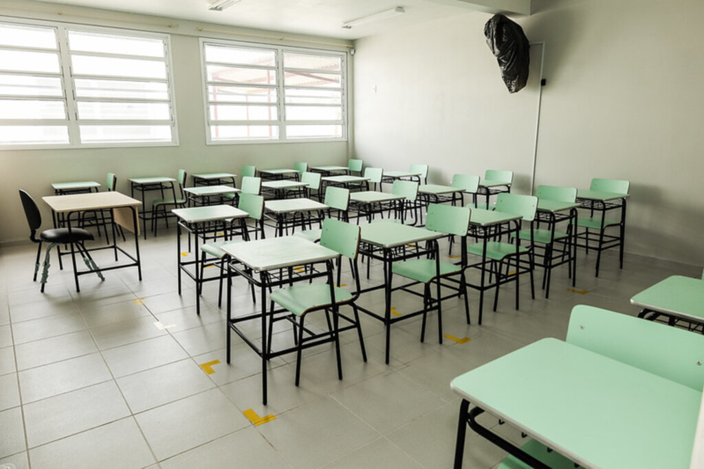 Terceirizados da limpeza em escolas estaduais seguem sem receber