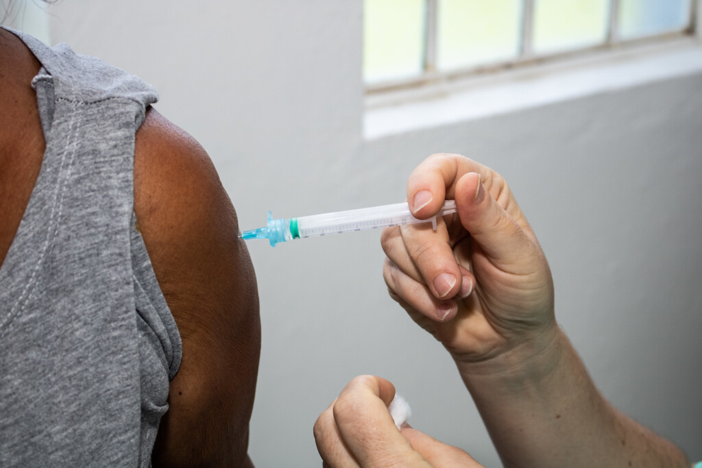 Pessoas a partir dos 35 anos podem procurar quarta dose em Pelotas