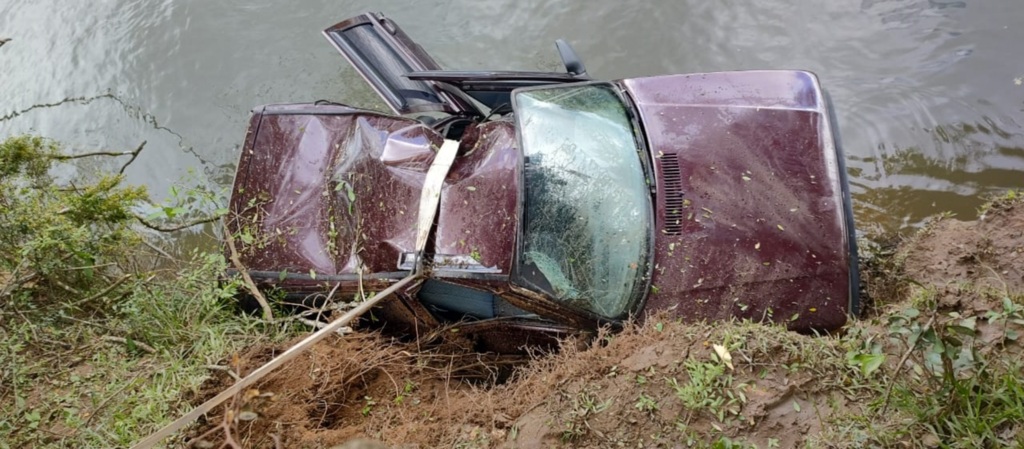 Veículo é encontrado dentro do Rio Canoas em Correia Pinto