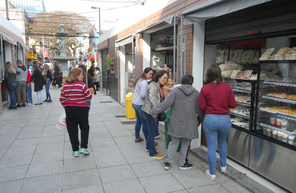 Rua do Doce tem movimento intenso diariamente
