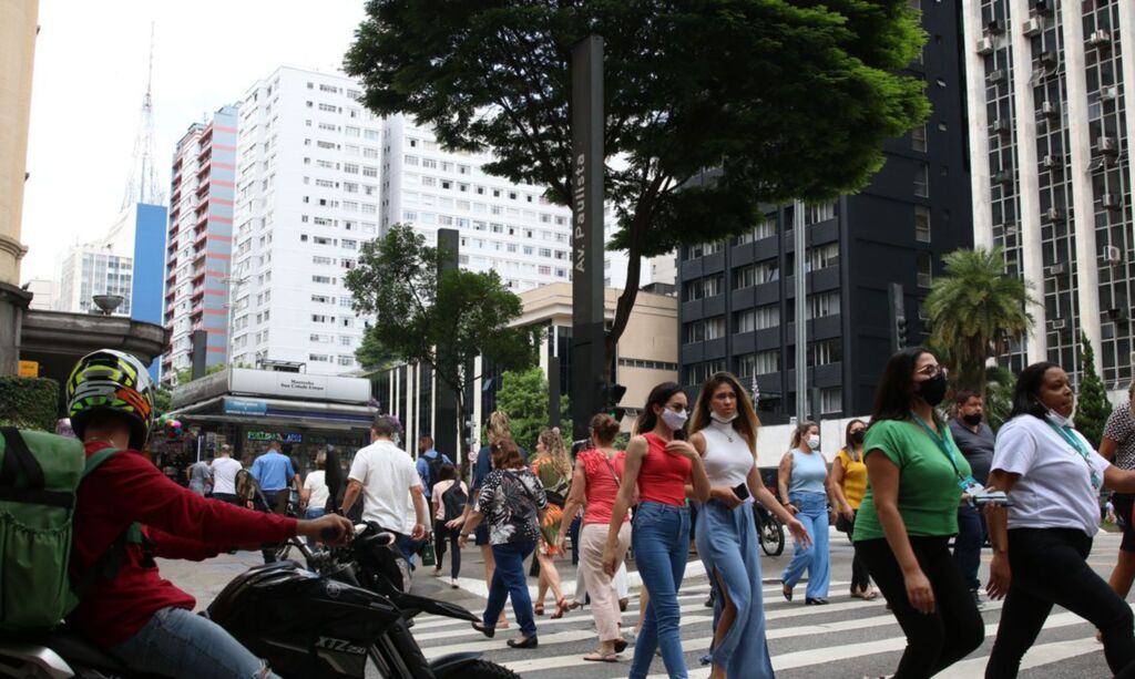 Brasil tem 9,8 mil novos casos e 37 óbitos em 24 horas