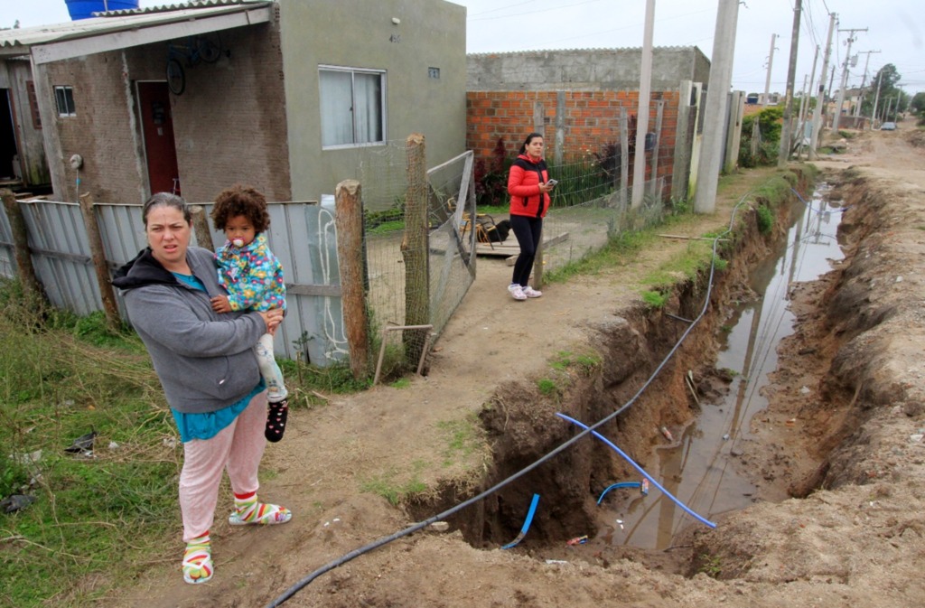 Obra em rede de esgoto deixa parte de rua do Areal intransitável