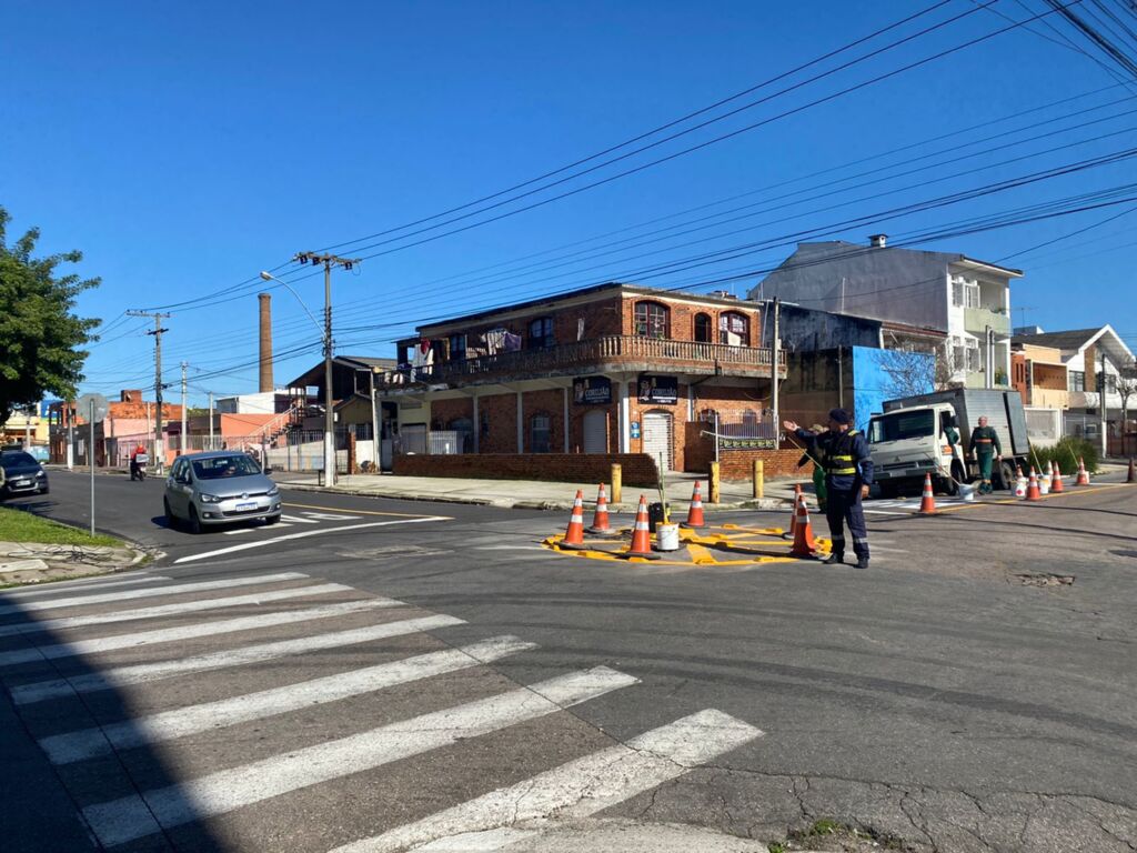Esquina da Gomes Carneiro com Garibaldi recebe minirrotatória