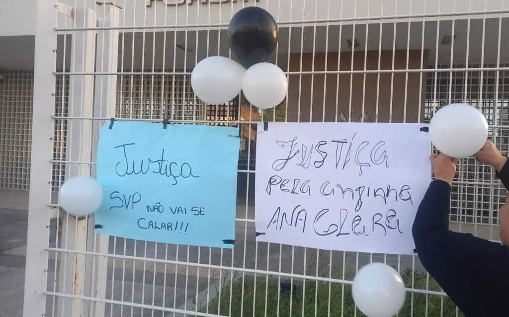 Divulgação - Cartazes foram colocadas em frente ao MP em Santa Vitória do Palmar