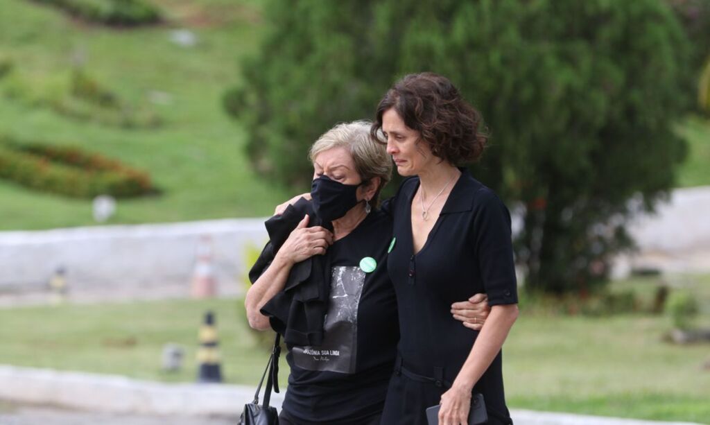 Familiares se despedem de Dom Phillips em funeral em Niterói