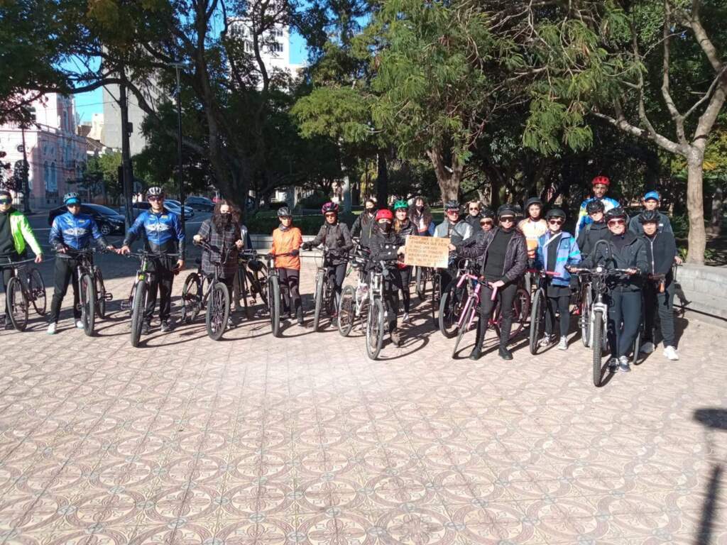Pedalada chama atenção para segurança no trânsito