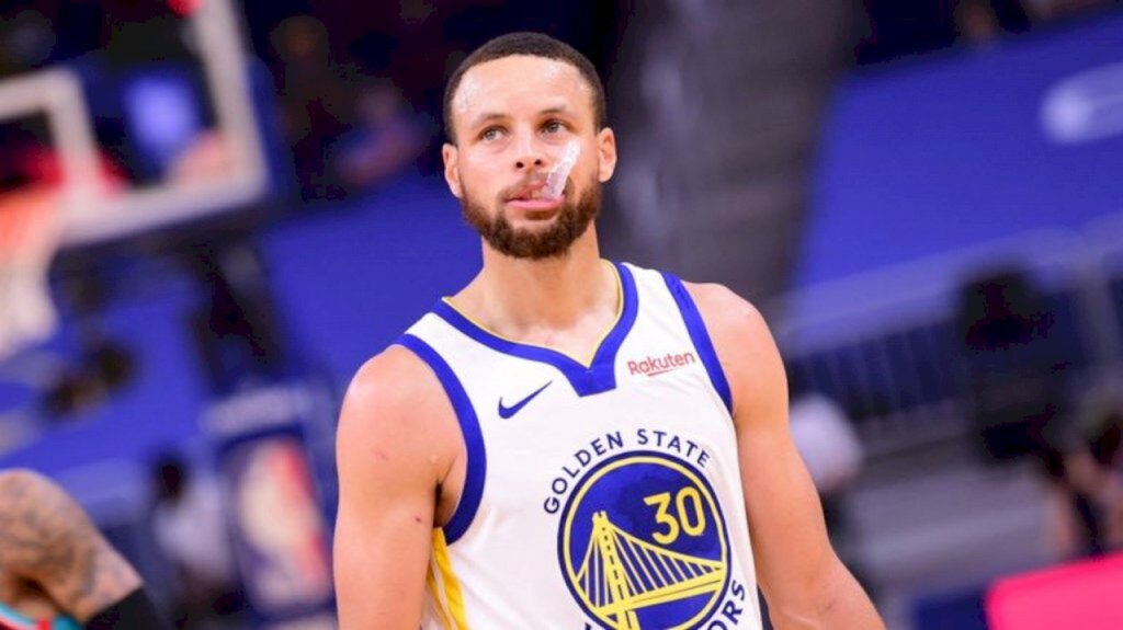 Curry bate recorde de cestas de três pontos na NBA em vitória dos Warriors