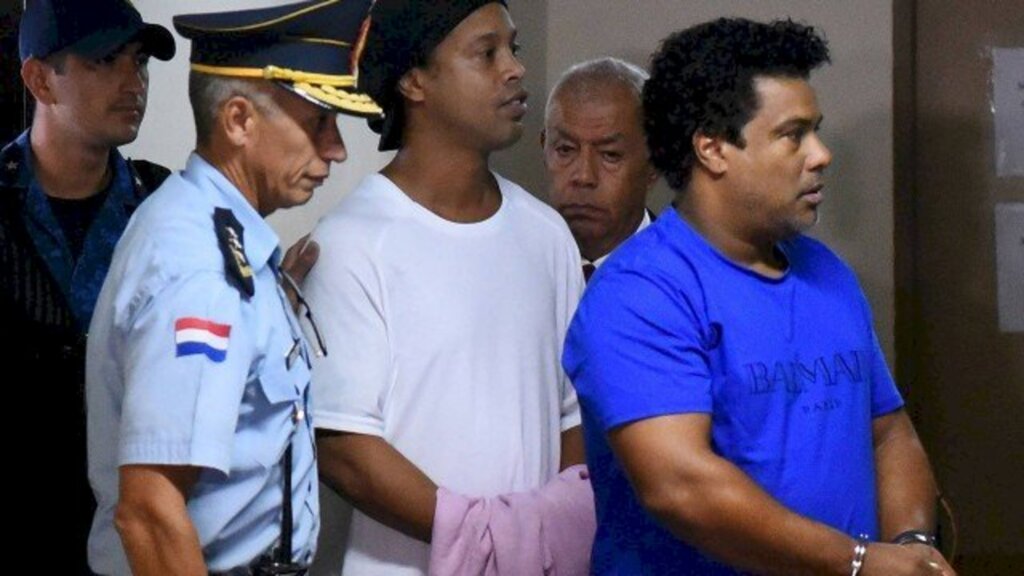  - Por: Extra - Ronaldinho e Assis tentaram fazer parte de esquema de lavagem de dinheiro, diz investigação do governo Foto: NORBERTO DUARTE / AFP