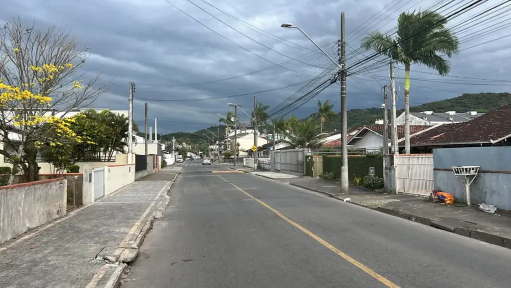  - Rua onde ocorreu homicídio de idoso em Joinville — Foto: Guilherme Barbosa/NSC TV