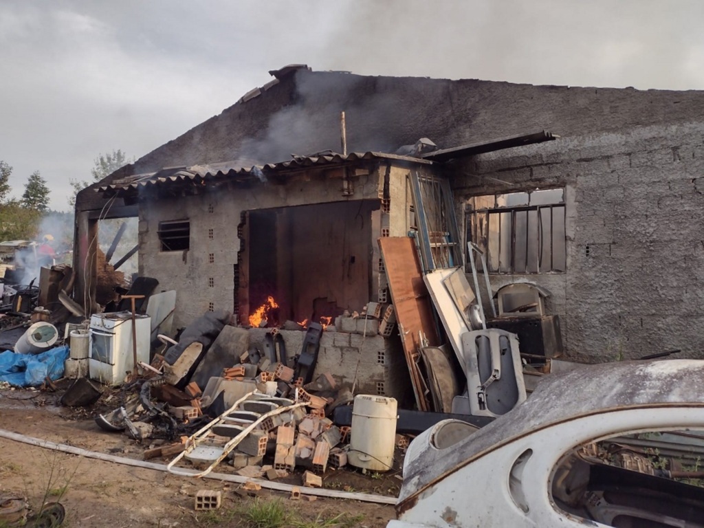 Incêndio destrói edificação em Correia Pinto