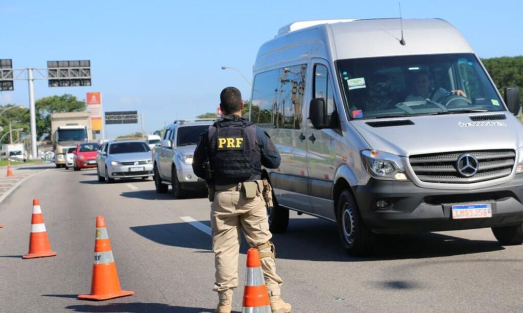 (Divulgação PRF) - PRF ampliará fiscalização nas estradas no feriado prolongado do dia 15