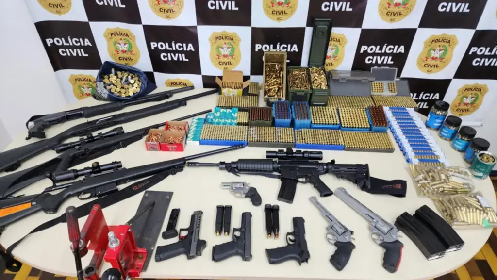  - Armas e balas apreendidas em operação contra fabricação e venda ilegal no Oeste de SC — Foto: Polícia Civil/Divulgação