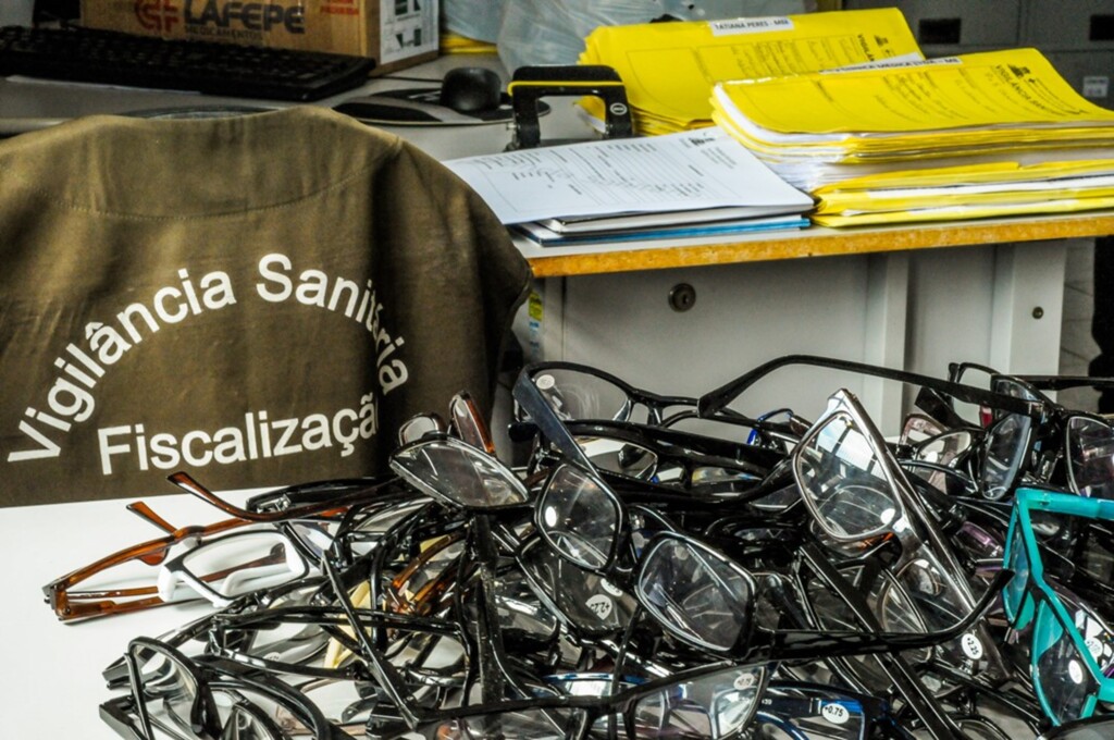 Vigilância Sanitária de Garopaba apreende 353 óculos de grau com armações em estabelecimento comercial