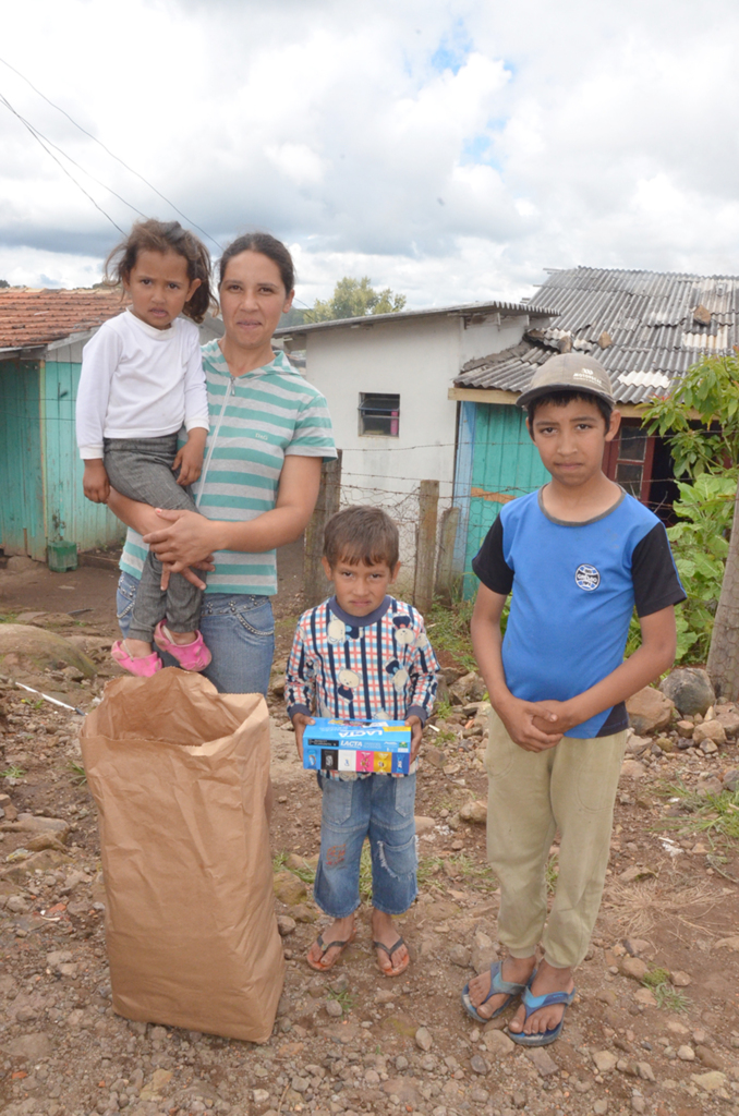 Programa Correio da Escola doa alimentos a famílias da região