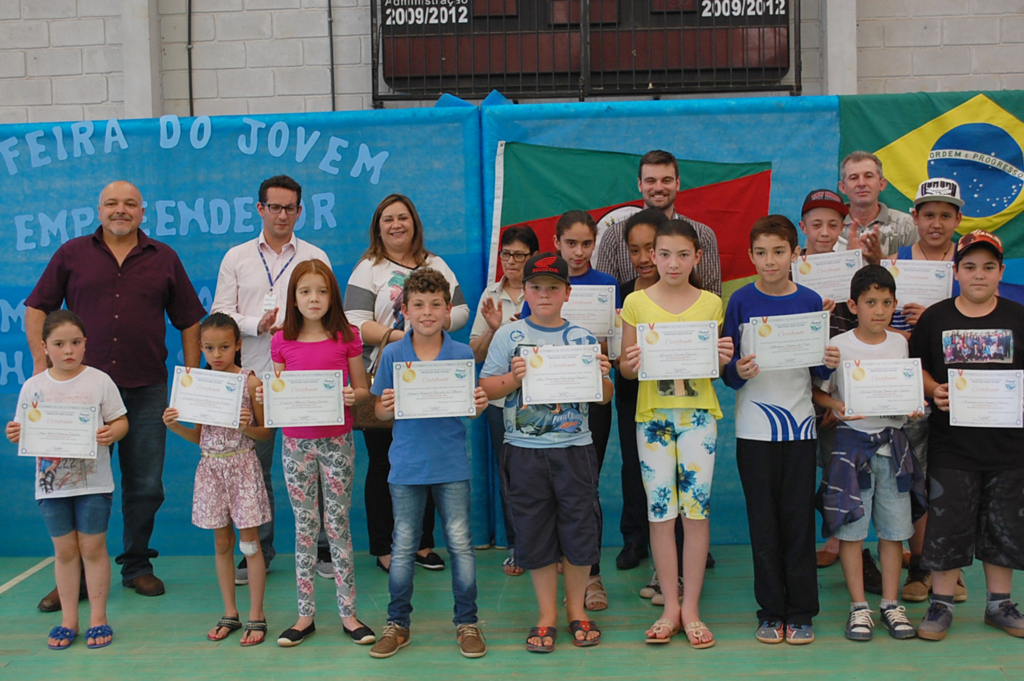 Escola realizou a entrega dos certificados aos  Estudantes Destaques 2016