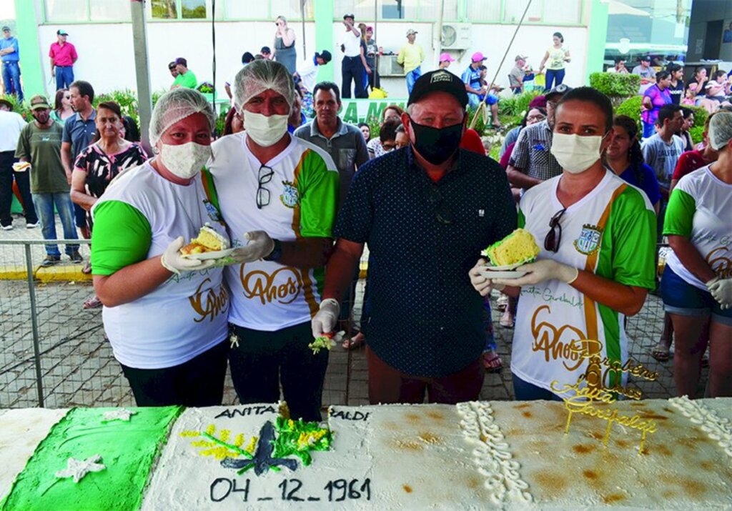 Aniversário do município de Anita Garibaldi contou com bolo de 60 metros, apresentações, música e muito mais