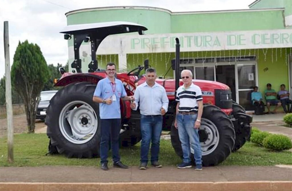 Novo trator agrícola em Cerro Negro