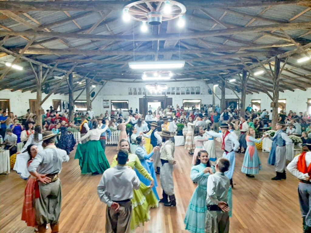 CTG Portão do Oeste realizou 4º Festival Fronteira Oeste de Danças Gaúchas