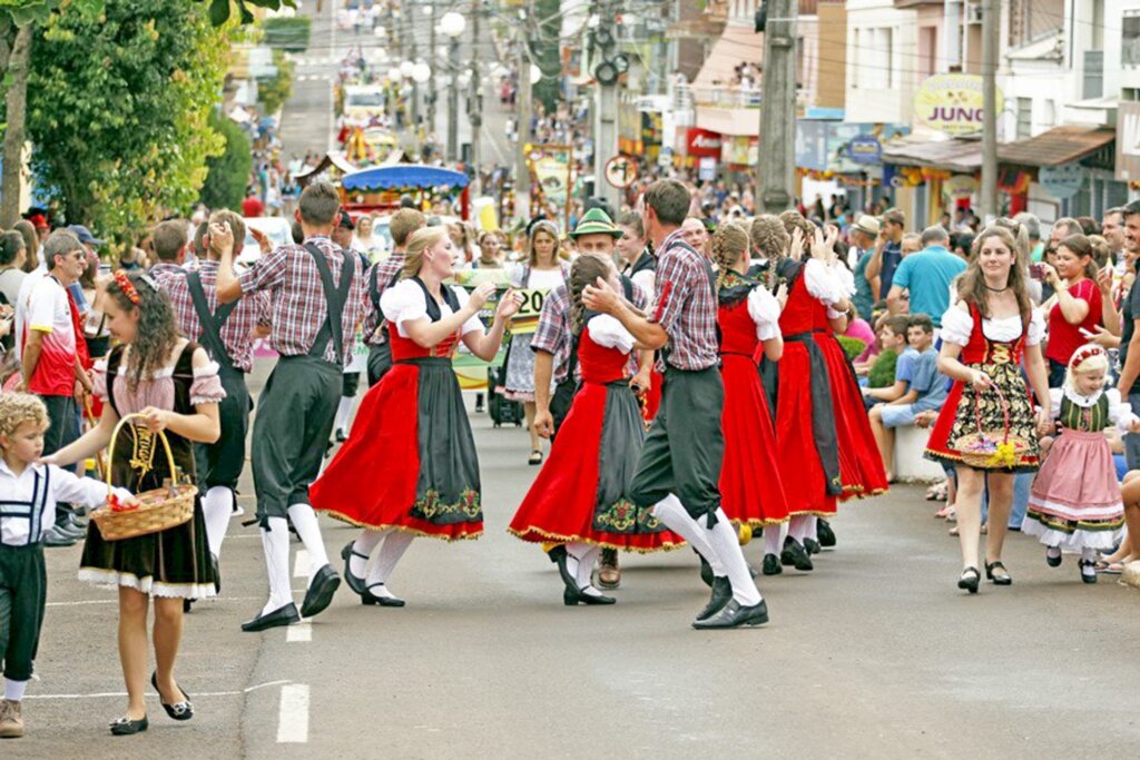 Tradicional desfile da Oktoberfest  irá ocorrer neste sábado, 1/10