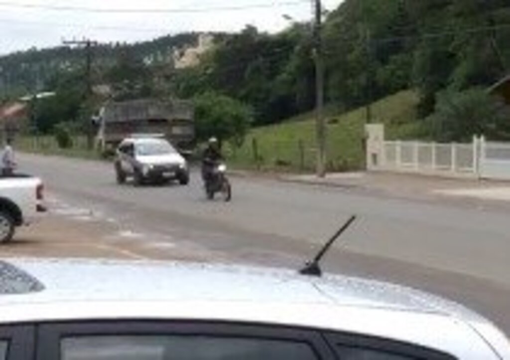 Vídeo: Perseguição termina com motociclista detido pela polícia em Presidente Getúlio