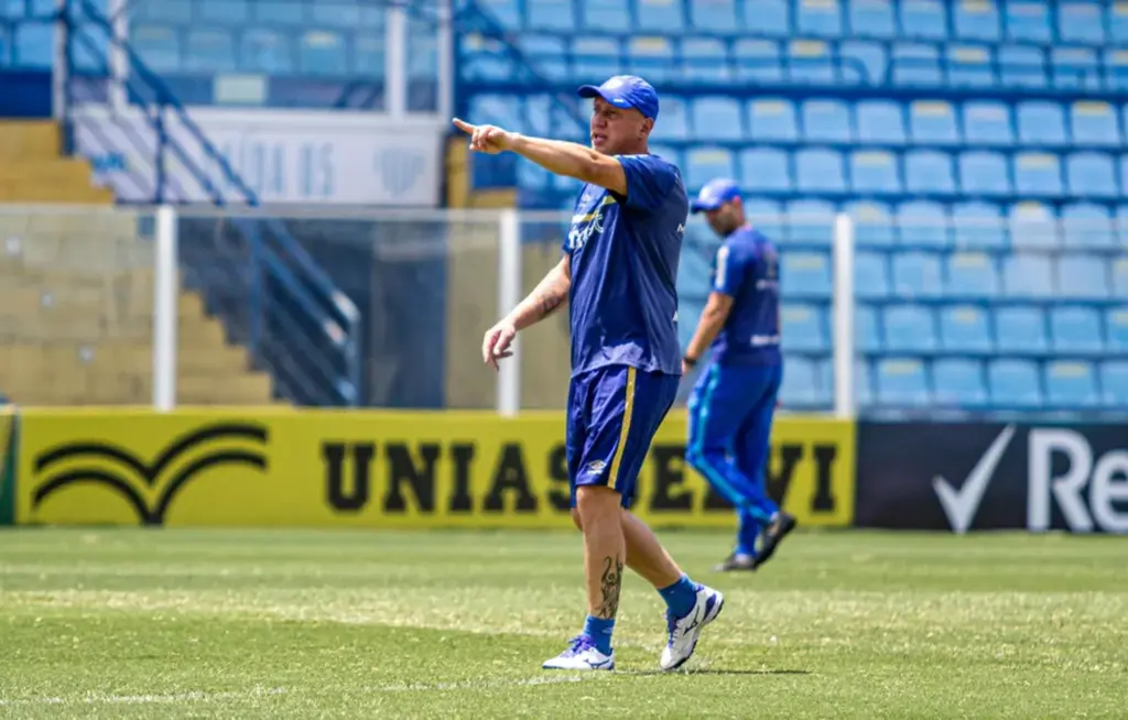  - Marquinhos auxilia em treino na Ressacada — Foto: Leandro Boeira/Avaí