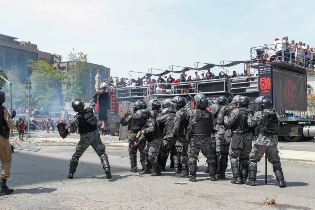 Festa do Flamengo termina com cenário de guerra entre policiais e torcedores