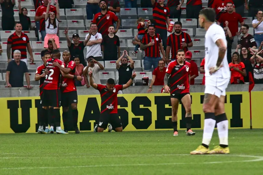 Em despedida de Felipão, Athletico-PR vence Botafogo e vai à fase de grupos da Libertadores