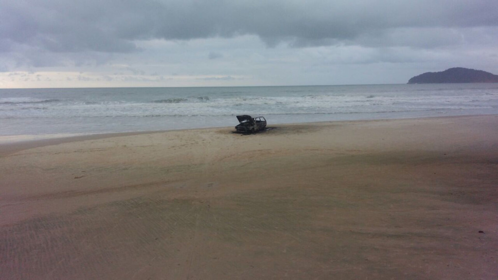 Homem tem carro roubado e incendiado na Praia da Vila