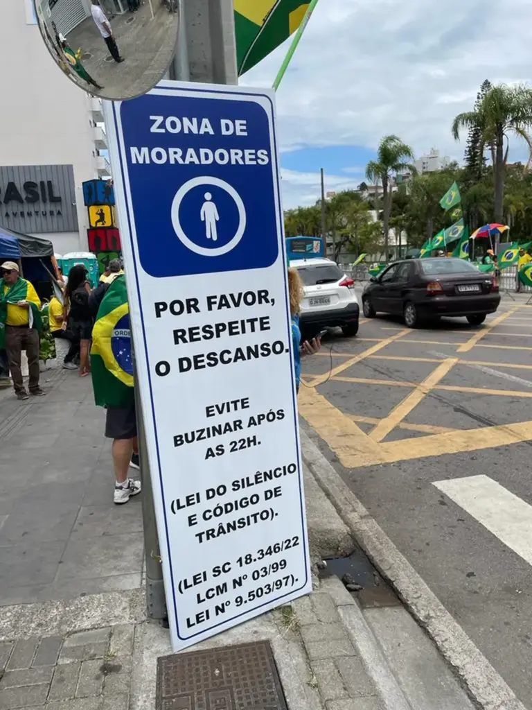 Prédio em frente a quartel de SC instala placas pedindo respeito e silêncio a manifestantes que ocupam espaço