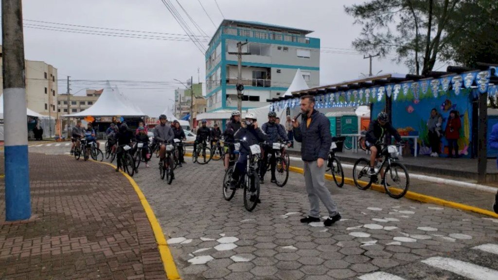 1º Passeio Ciclístico do Peixe arrecada alimentos e doa para a APAE