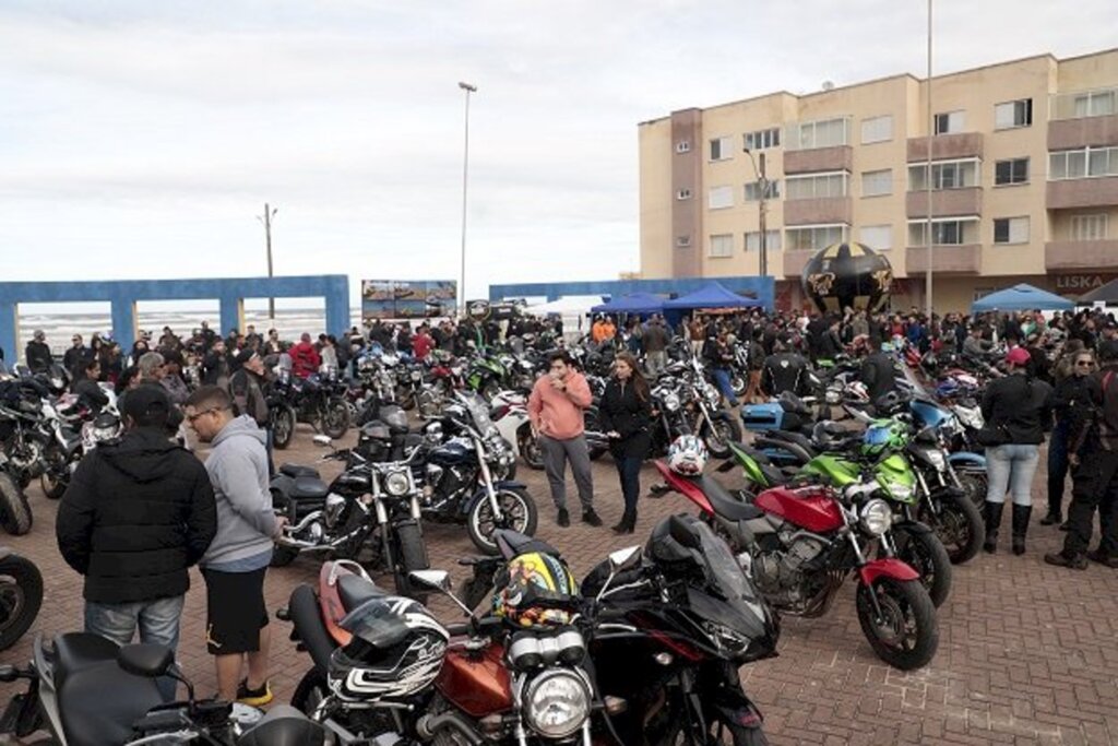 1º Moto Peixe é sucesso e lota a praça central