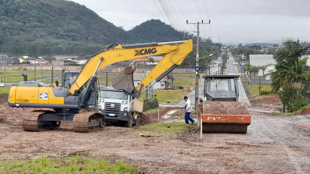 Nova máquina escavadeira já trabalha na pavimentação da Avenida Antônio Walmor Canela