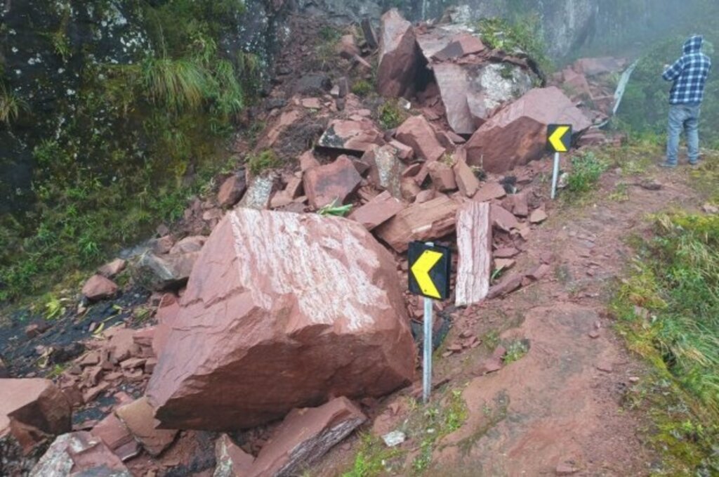 Começam trabalhos de desvio de traçado onde houve perda de pista na Serra do Corvo Branco