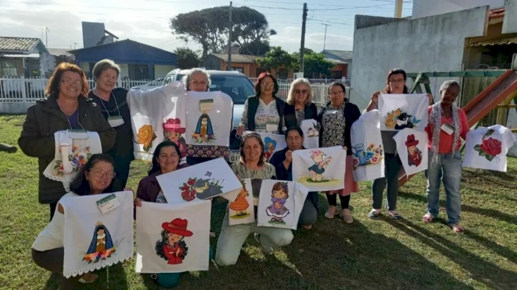 Mulheres participam de curso de artesanato com pintura