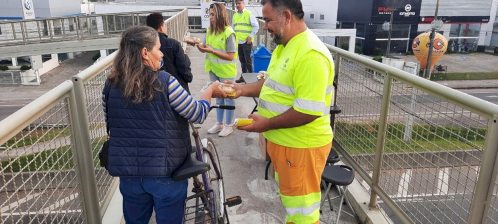 Café na Passarela: Ação Educativa ao Maio Amarelo conscientizou mais de 70 pedestres e ciclistas em Tubarão (SC)