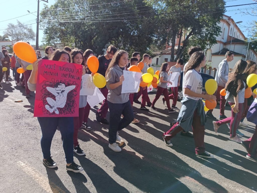 Passeata marca o dia contra a exploração e abuso infanto-juvenil em Turvo