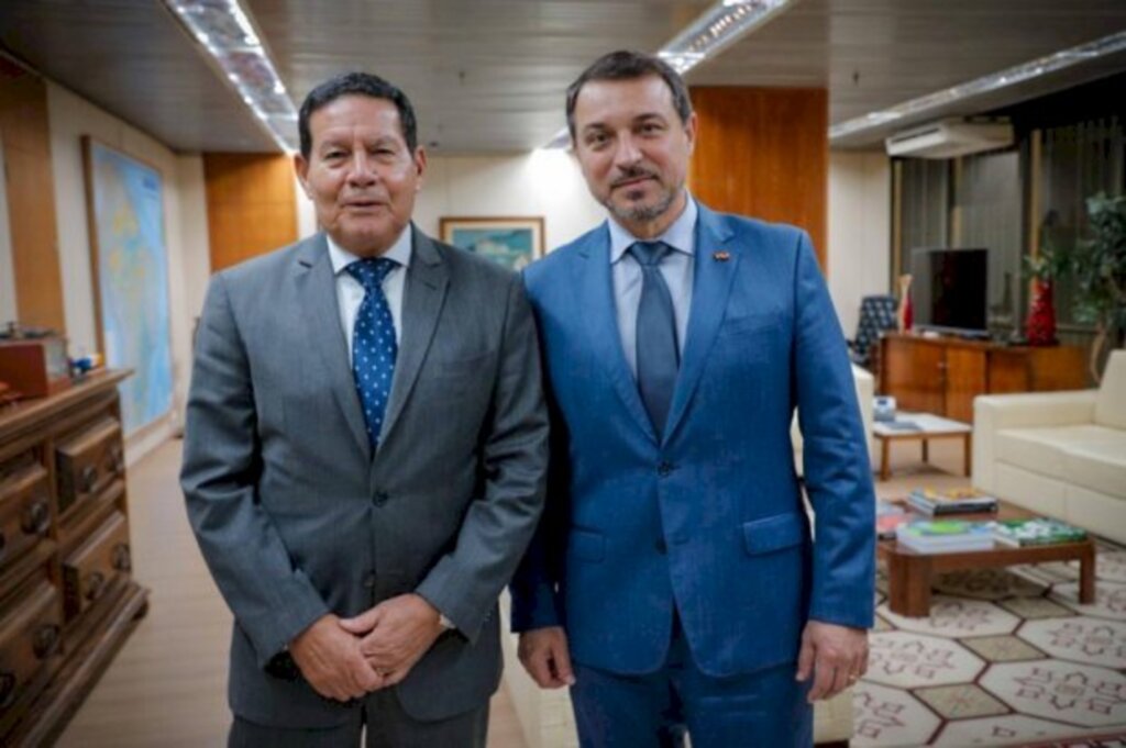 Carlos Moisés apresenta modelo catarinense de segurança pública para o vice-presidente Mourão