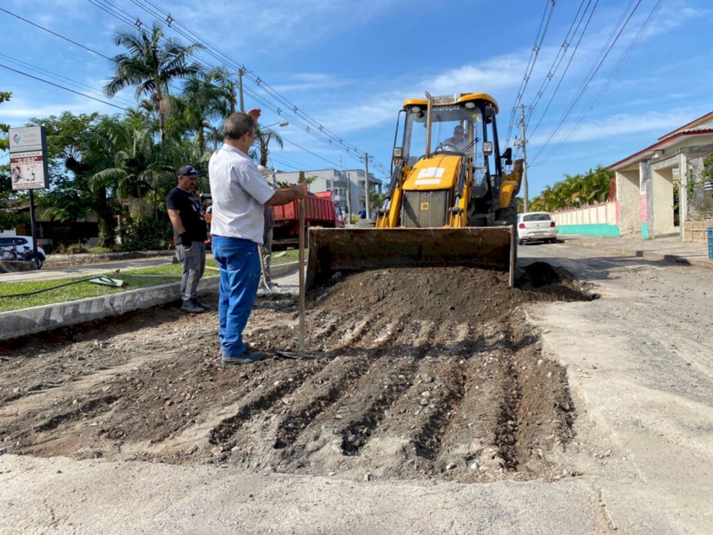 Avenida municipal passa por recuperação